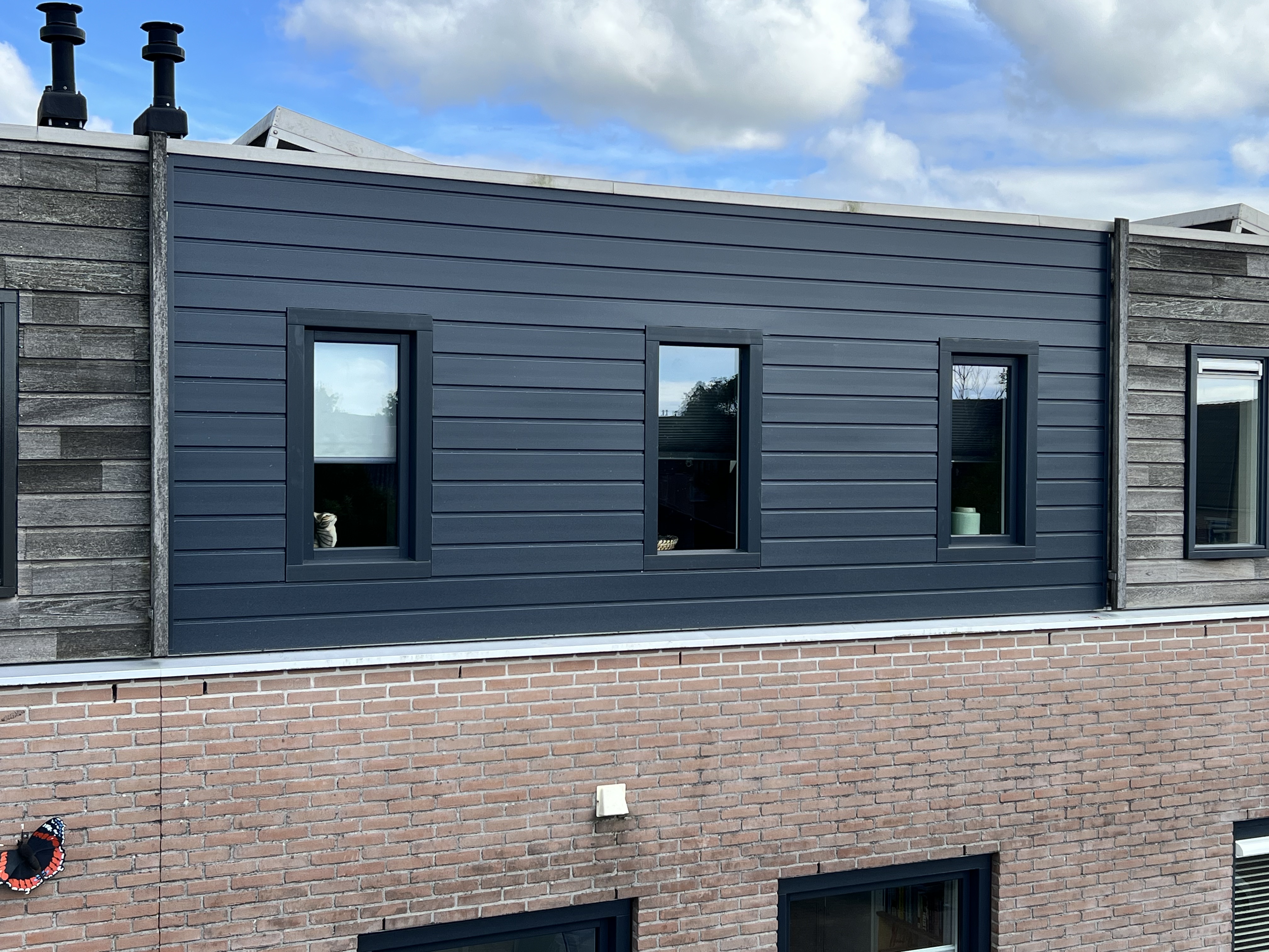 Gevelrenovatie 20 woningen Velserbroek met Keralit gevelpanelen