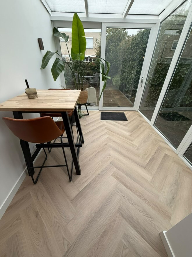 PVC vloer plaatsing — Fronen Bouwbedrijf